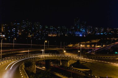 Güzel aydınlatma ile gece şehrin çarpıcı görünümü