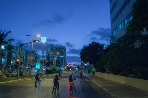 Ramat Gan Israël Septembre 2018 Des Enfants Font Vélo Dans Images De Stock Libres De Droits