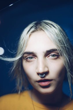 Işıklı yüzü ile genç sarışın kadının yakın görüş portresi 