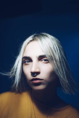 Işıklı yüzü ile genç sarışın kadının yakın görüş portresi 