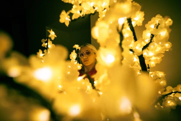 Porträt Einer Jungen Blonden Frau Leuchtend Gelben Blumen — Stockfoto