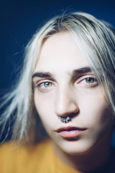 Close View Portrait Young Blonde Woman Illuminated Face — Stock Photo, Image