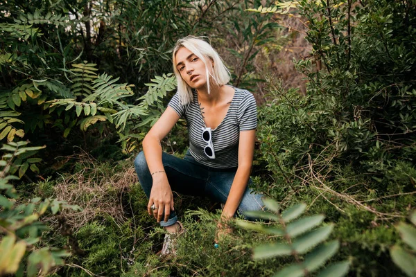Jeune Femme Hipster Élégant Posant Dans Jardin Tropical Vert — Photo