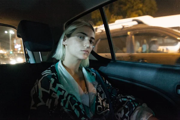 Wanita Trendi Muda Duduk Mobil Taksi — Stok Foto