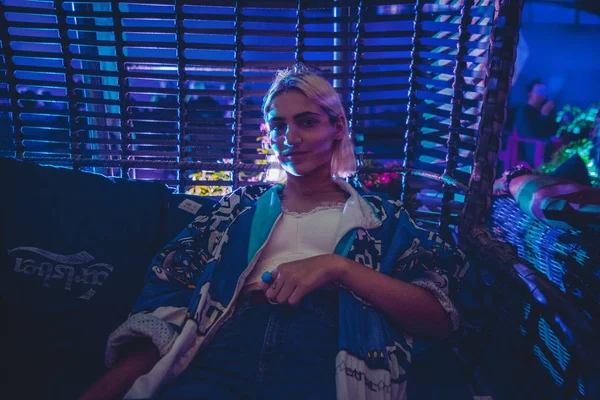 Ung Hipster Blond Kvinna Vilar Mörka Rummet — Stockfoto