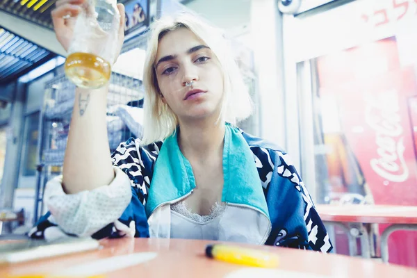 Jeune Femme Hipster Reposant Buvant Des Boissons Dans Café Urbain — Photo