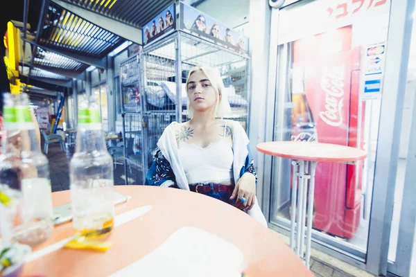 Jeune Femme Hipster Reposant Buvant Des Boissons Dans Café Urbain — Photo