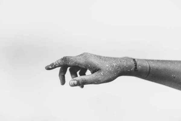 Крупним Планом Жіноча Рука Покрита Білими Плямами Фарби — стокове фото