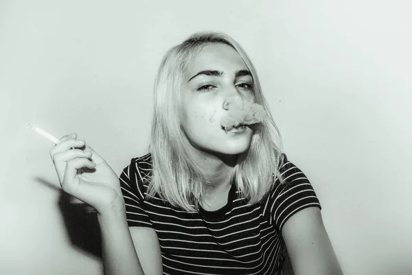 Retrato Una Joven Fumadora Sobre Fondo Blanco — Foto de Stock