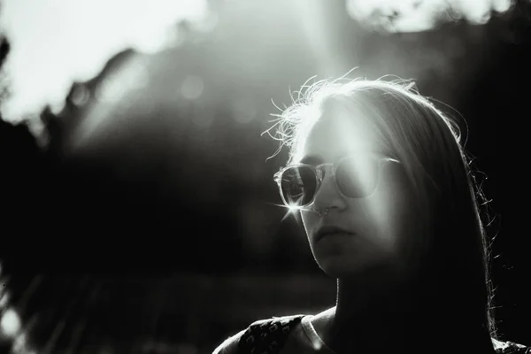 Portrait Jeune Femme Avec Des Lunettes Soleil Élégantes Lumière Soleil — Photo