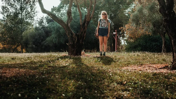 สาวผมบลอนด นในสวนสาธารณะฤด ใบไม แดด — ภาพถ่ายสต็อก