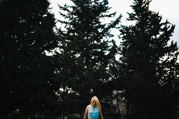 Jeune Femme Blonde Marchant Dans Parc Printanier Ensoleillé — Photo