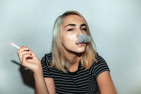 Potret Wanita Muda Merokok Latar Belakang Putih — Stok Foto