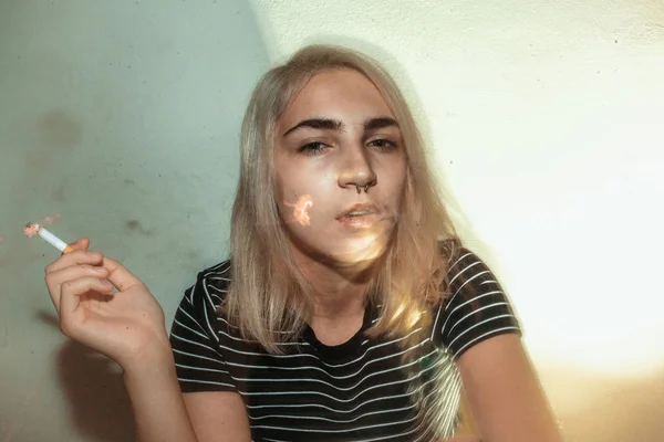 Retrato Una Joven Fumadora Sobre Fondo Blanco — Foto de Stock