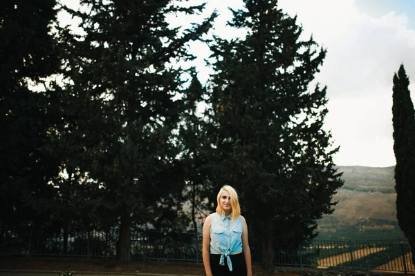 Jeune Femme Blonde Marchant Dans Parc Printanier Ensoleillé — Photo
