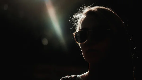 Retrato Mujer Joven Con Gafas Sol Elegantes Luz Del Sol — Foto de Stock