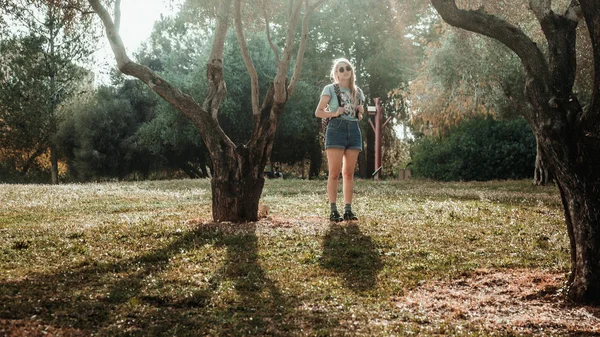 Wanita Pirang Muda Berjalan Taman Musim Semi Cerah — Stok Foto