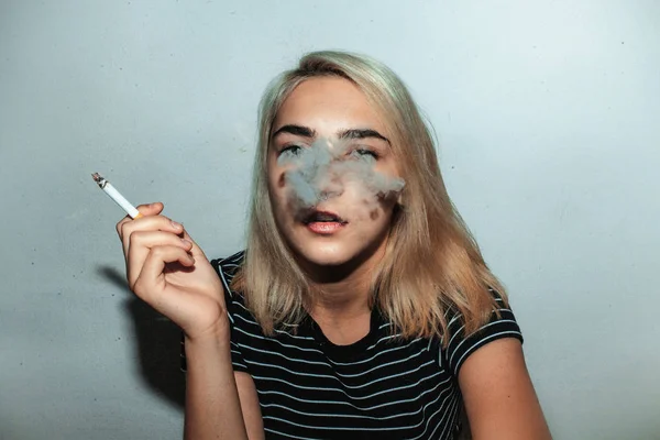 Potret Wanita Muda Merokok Latar Belakang Putih — Stok Foto