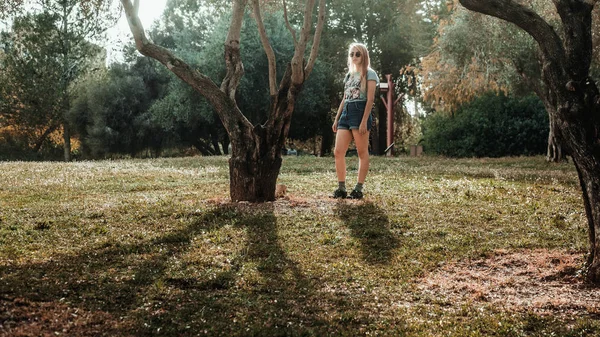 Wanita Pirang Muda Berjalan Taman Musim Semi Cerah — Stok Foto