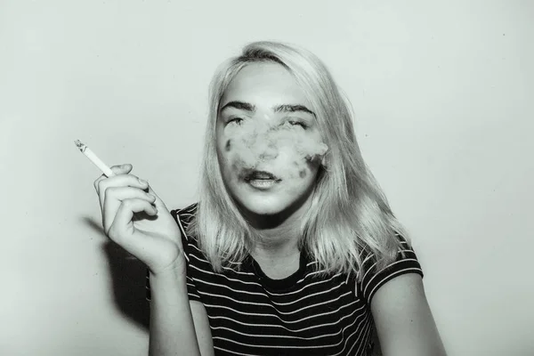 Портрет Куріння Молодої Жінки Білому Тлі — стокове фото