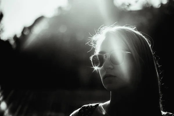 Retrato Mulher Jovem Com Óculos Sol Elegantes Luz Sol Fotografia De Stock