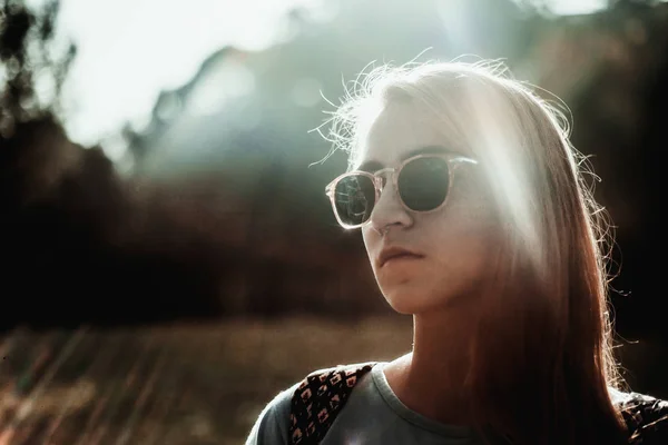 Retrato Mulher Jovem Com Óculos Sol Elegantes Luz Sol Fotos De Bancos De Imagens