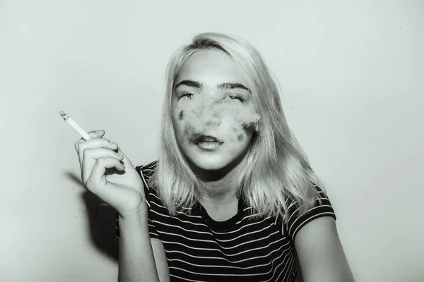 Portrait Jeune Femme Fumeuse Sur Fond Blanc Photo De Stock