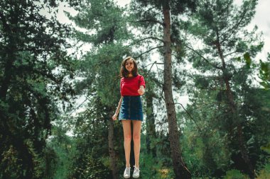 yaz ormanında poz genç kız