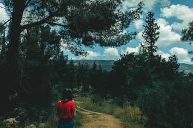 yaz ormanında poz genç kız