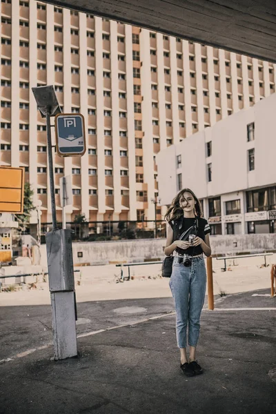 Wanita Muda Dengan Kamera Foto Jalan Kota — Stok Foto