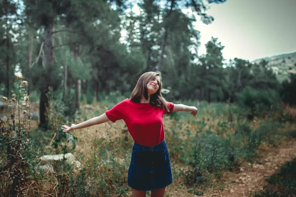 Gadis Muda Berpose Hutan Musim Panas — Stok Foto