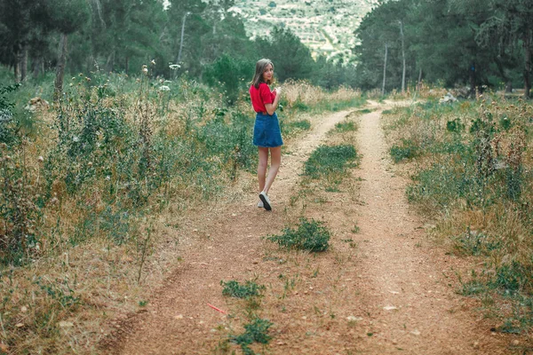 Młoda Dziewczyna Pozowanie Lesie Letnim — Zdjęcie stockowe