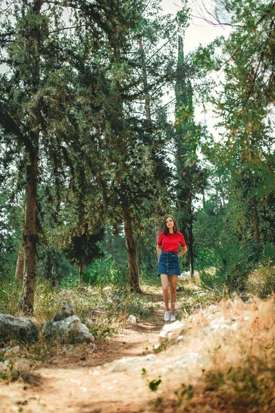 Gadis Muda Berpose Hutan Musim Panas — Stok Foto