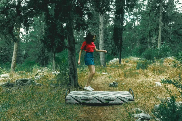 Молода Дівчина Позує Літньому Лісі — стокове фото