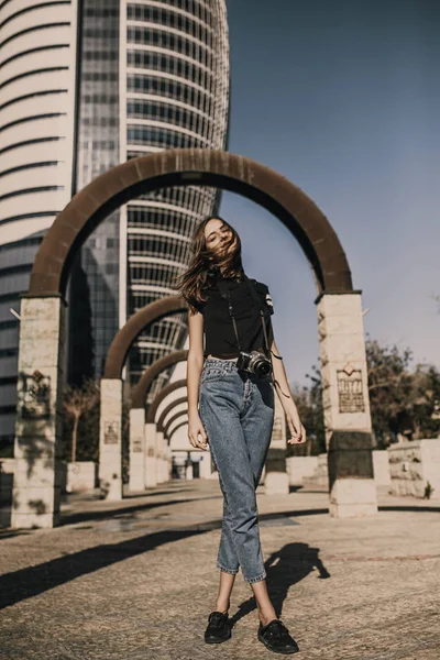 Jovem Mulher Com Câmera Fotos Rua Cidade Imagem De Stock