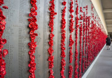 Canberra, Nisan 2018 - kırmızı haşhaş sol Avustralya Savaş Anıtı duvar anma ziyaretçi tarafından