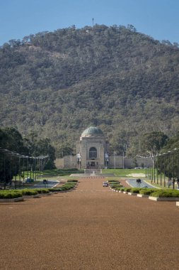 Anzak Savaşı Anıtı 'na bakan Anzak geçit töreni, Canberra, ACT, Avustralya