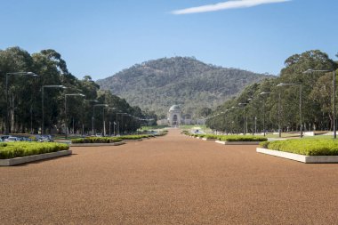Anzak Savaşı Anıtı 'na bakan Anzak geçit töreni, Canberra, ACT, Avustralya