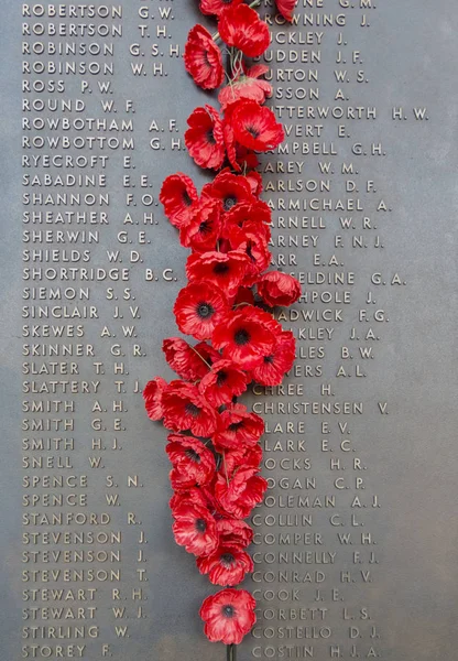 Канберра Апрель 2018 Красные Маки Оставленные Посетителями Австралийской Военной Мемориальной — стоковое фото