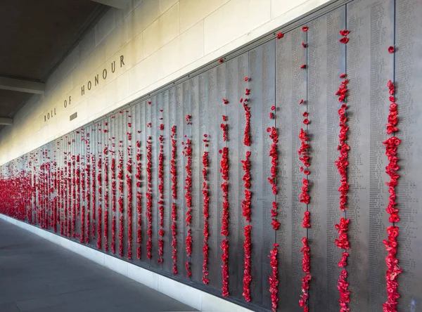 Canberra April 2018 Red Poppies Left Visitors Australian War Memorial — Stock Photo, Image