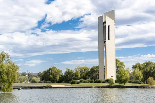 Ulusal Carillon, Canberra, Avustralya. Bu sık sık müzik çalmak bu modern Kulesi özellikleri 55 bronz çanları İngiltere tarafından yetenekli.