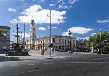 Ballarat kentinde Sturt Caddesi ve Çeşme manzarası, Victoria, Avustralya