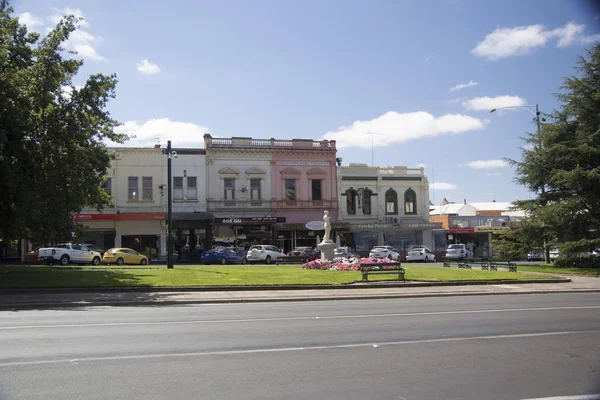 澳大利亚维多利亚州巴拉拉特市 Sturt 街和花园景观 — 图库照片