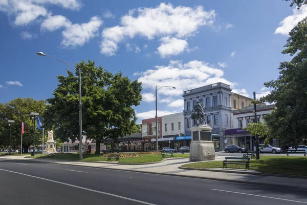 澳大利亚维多利亚州巴拉拉特市 Sturt 街花园景观 — 图库照片