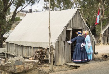 Bayanlar geleneksel kostüm Sovereign Hill, Golden Point, Ballarat, Avustralya bir banliyösünde bir açık hava Müzesi. Sovereign Hill Ballarat'ın ilk on yıl sonra 1851 yılında orada altın keşif gösteriyor.