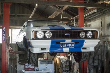 Bir araba atölyesinde hidrolik asansör üzerinde mavi ve beyaz Ford Falcon Xc Kobra coupe araba, Mart 2018