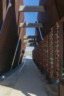 Broken Hill, New South Wales, Avustralya, Mart 2018'de Lode Hattı'nın tepesinde ki madenciler anıtı