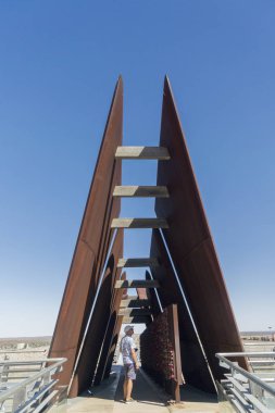 Broken Hill, New South Wales, Avustralya, Mart 2018'de Lode Hattı'nın tepesinde ki madenciler anıtı
