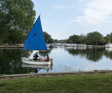 Beccles, Suffolk, İngiltere, Temmuz 2018 - dostum ve oğlum bir yelken Nehri üzerinde Waveney, Beccles, Suffolk, İngiltere'de tekne