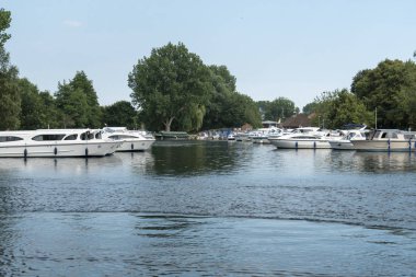 Beccles Suffolk, İngiltere, Temmuz 2018 - Beccles, Suffolk, İngiltere'de eski pazar kasabasında Waveney Nehri üzerinde tekne